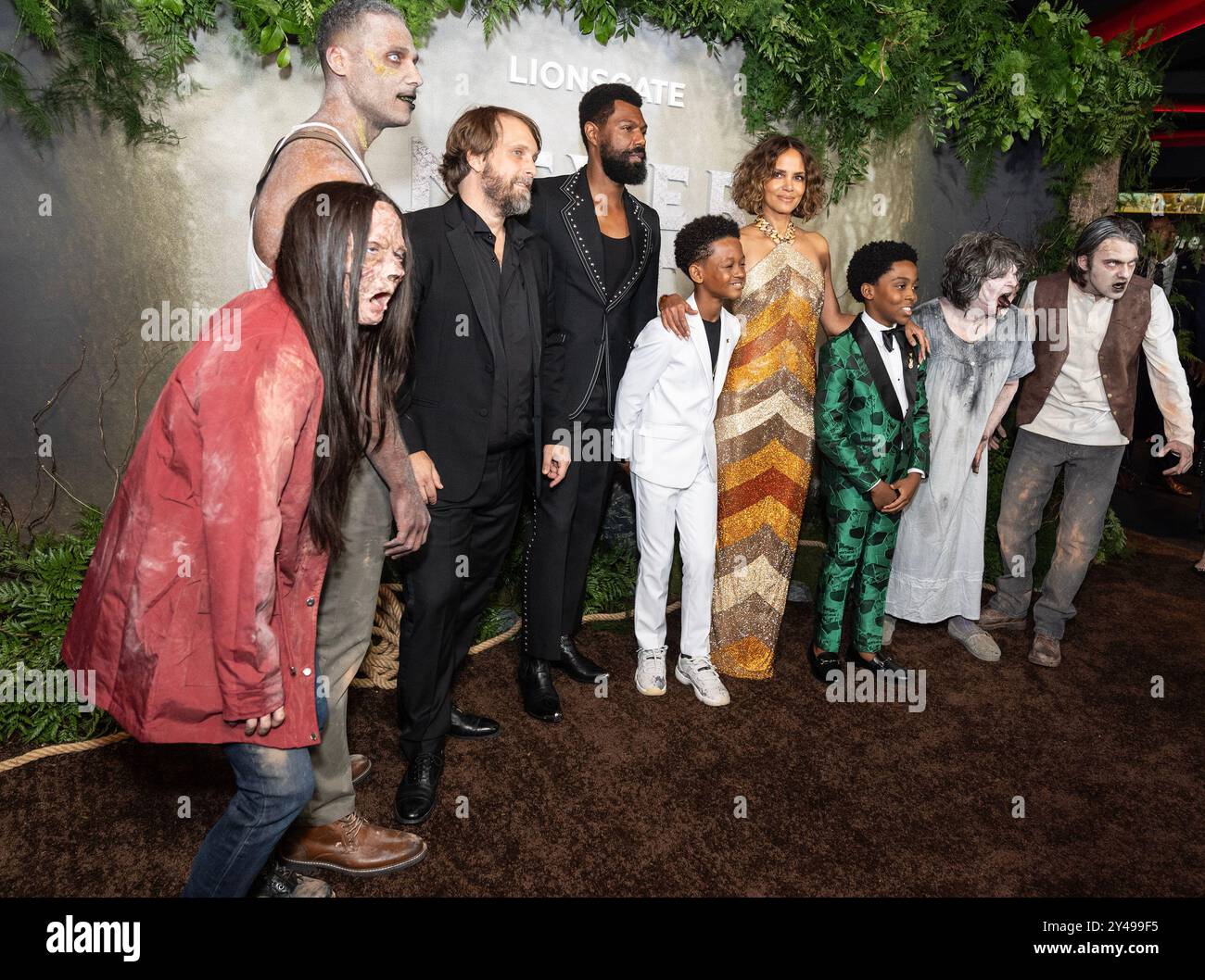 New York, Stati Uniti. 16 settembre 2024. Alexandre Aja, William Catlett, Percy Daggs IV, Halle Berry e Anthony B. Jenkins con attori vestiti da zombie assistono alla prima di Lionsgate 'Never Let Go' al Regal Times Square di New York il 16 settembre 2024. (Foto di Lev Radin/Sipa USA) credito: SIPA USA/Alamy Live News Foto Stock