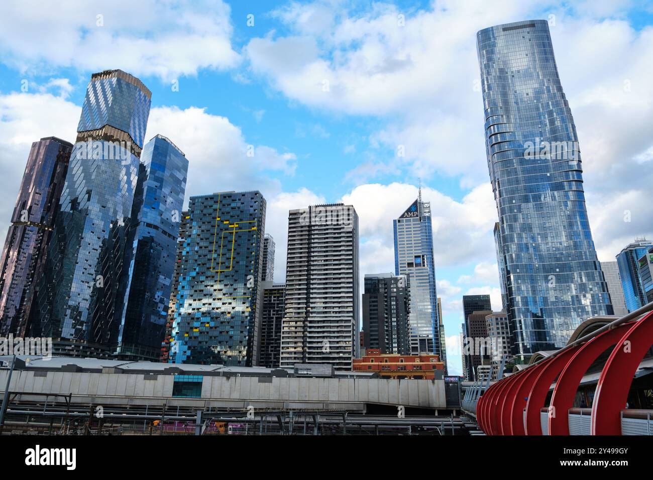 Grattacieli di Melbourne che riflettono il cielo e la luce del tardo pomeriggio, visti dai Docklands accanto alla Southern Cross Station, Victoria, Australia. Foto Stock