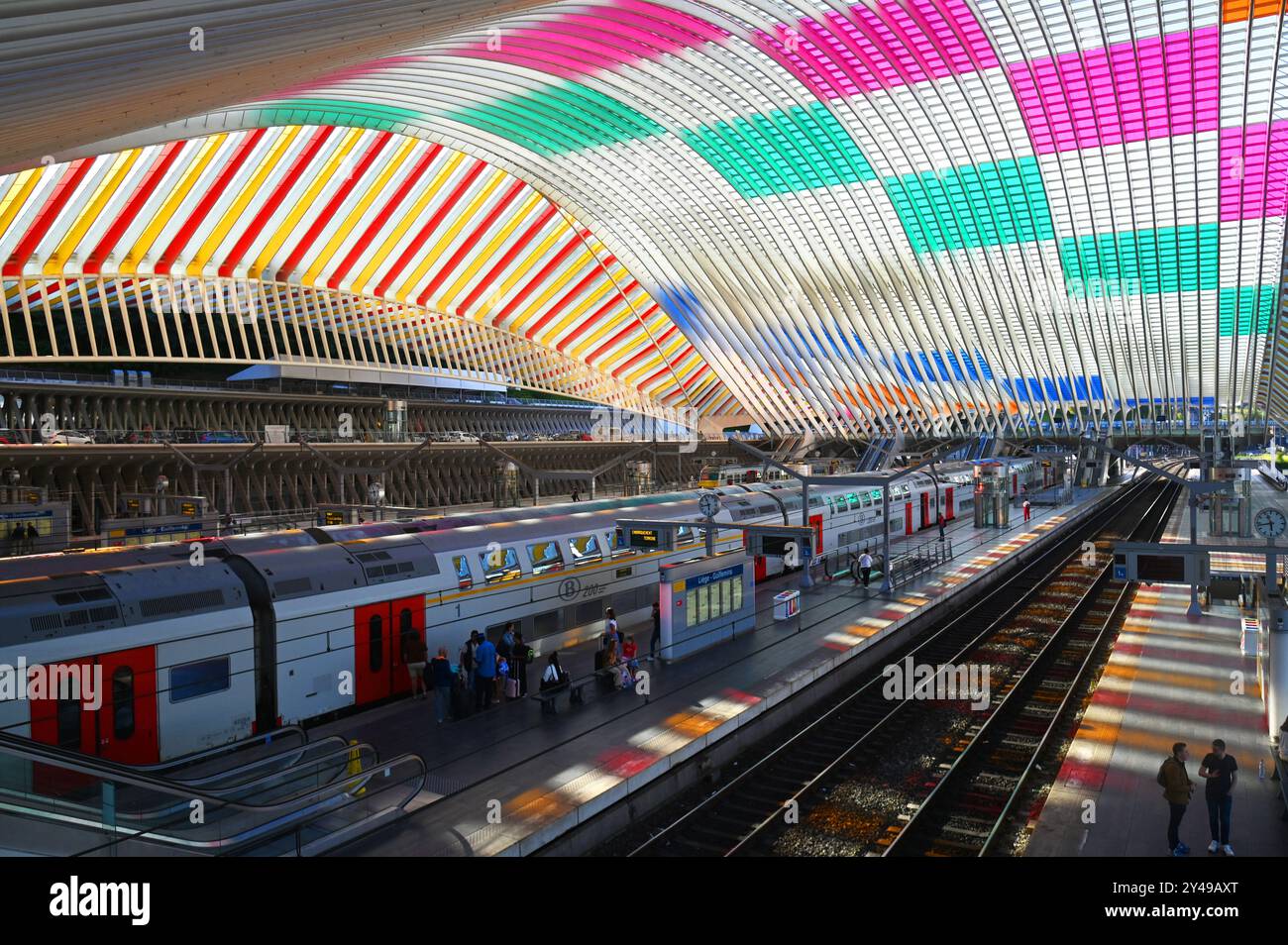 BELGIO. VALLONIA. LIEGI. LA STAZIONE FERROVIARIA DI GUILLEMINS, COSTRUITA NEL 2009 DALL'ARCHITETTO SPAGNOLO SANTIAGO CALATRAVA, È STATA DECORATA DALL'ARTISTA FRANCESE Foto Stock