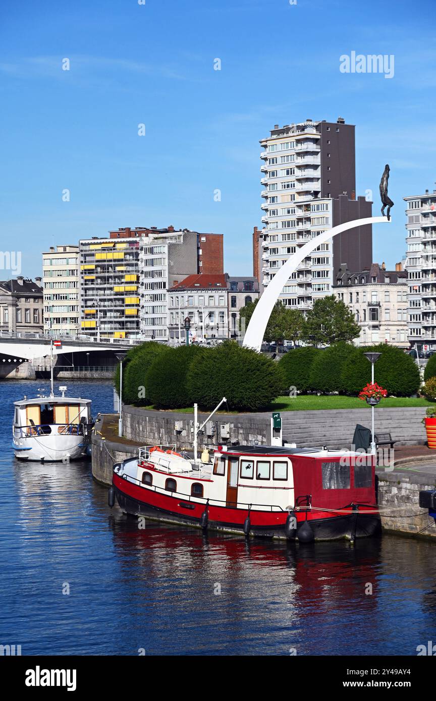 BELGIO. VALLONIA. LIEGI. IL SUBACQUEO, INSTALLATO ALL'ESTREMITÀ DEL PORTO DELLO YACHT, È OPERA DELLO SCULTORE RUMENO IANCHELEVICI (1909-1994). Foto Stock