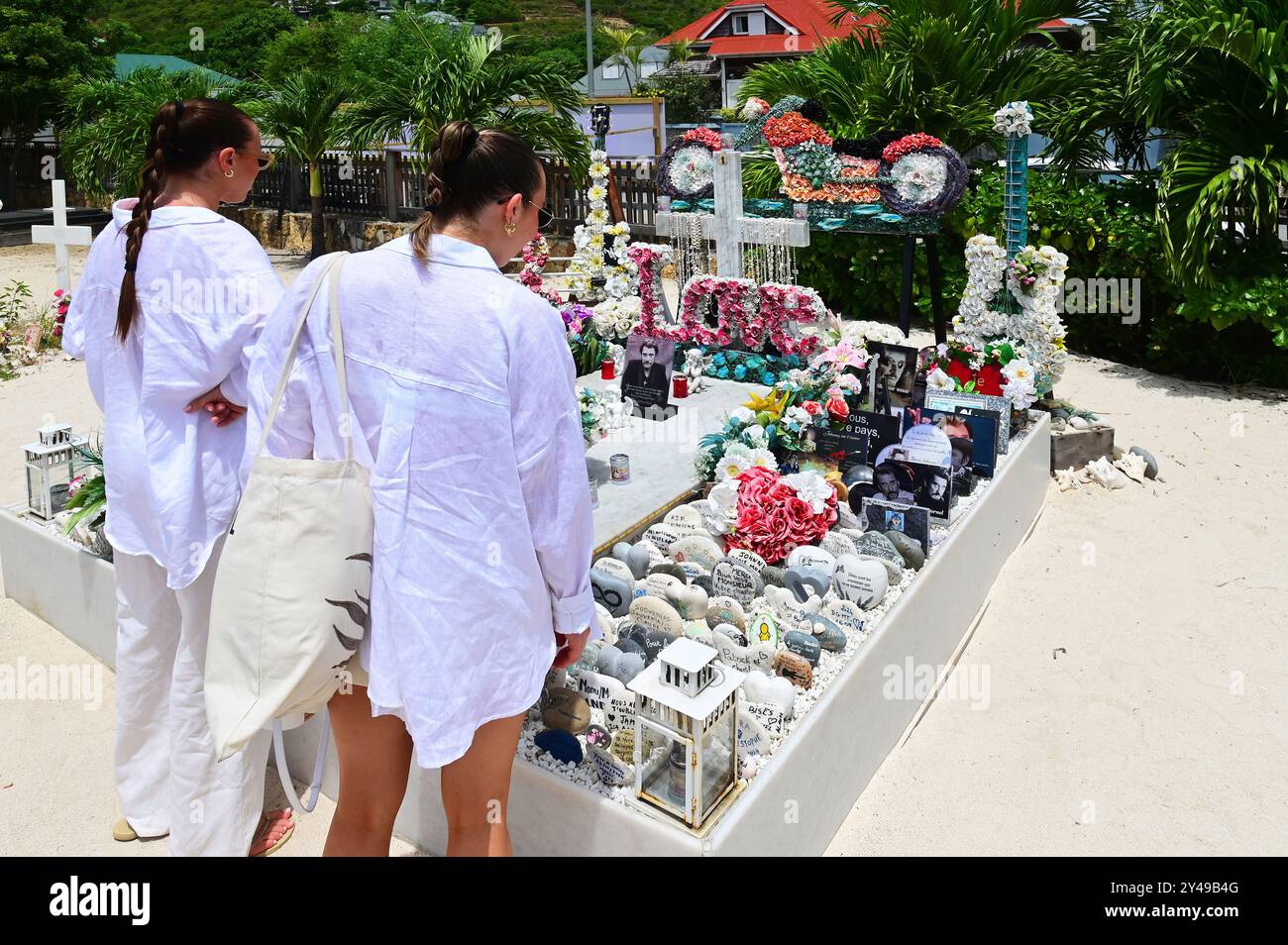 FRANCIA. ISOLA DI SAINT-BARTHELEMY. COLLETTIVITÀ ALL'ESTERO. CIMITERO DI LORIENT. MESSAGGI DI AMORE E AMMIRAZIONE DA PARTE DEI MOLTI FAN CHE VISITANO REGOLARMENTE TH Foto Stock