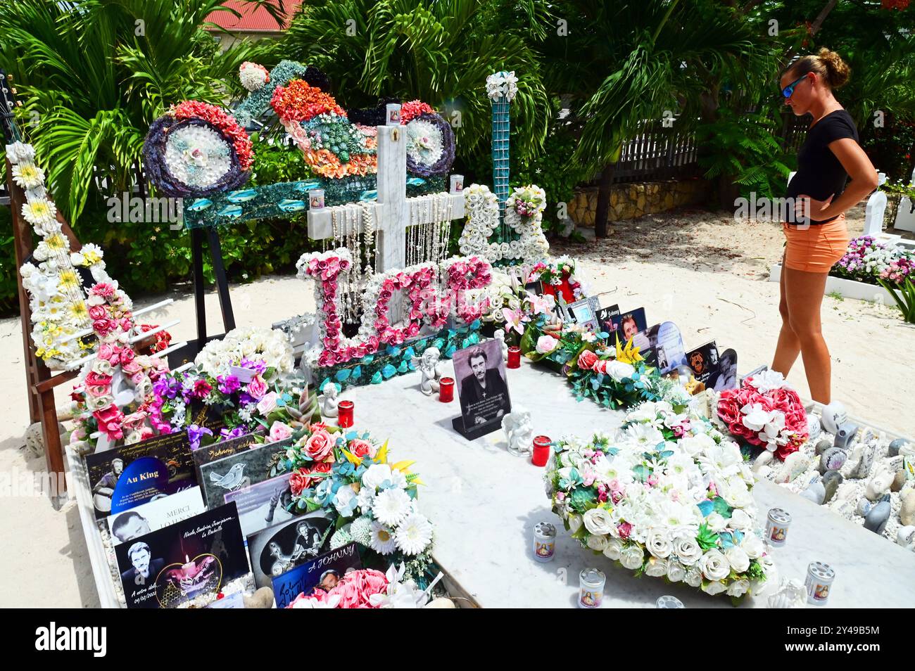 FRANCIA. ISOLA DI SAINT-BARTHELEMY. COLLETTIVITÀ ALL'ESTERO. CIMITERO DI LORIENT. MESSAGGI DI AMORE E AMMIRAZIONE DA PARTE DEI MOLTI FAN CHE VISITANO REGOLARMENTE TH Foto Stock