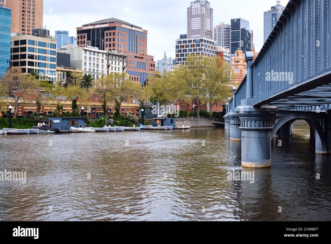Vista sul fiume Yarra lungo lo storico Sandridge Bridge da Southbank verso il CBD di Melbourne, Victoria, Australia. Foto Stock