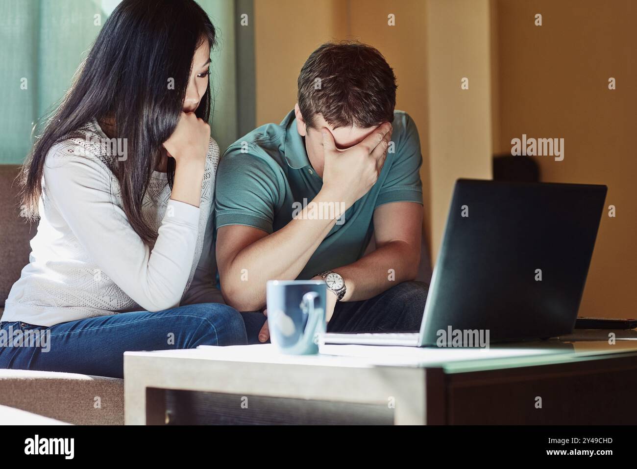 Coppia frustrato, laptop e finanza con cattive notizie per fallimento, debito o crisi finanziaria a casa. Delusi, uomo e donna con le bollette dei mutui Foto Stock