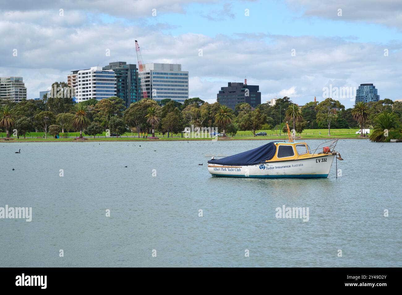 Una barca appartenente all'Albert Park Yacht Club sul Lago Albert Park nel sobborgo interno di Melbourne di Albert Park, Victoria, Australia. Foto Stock