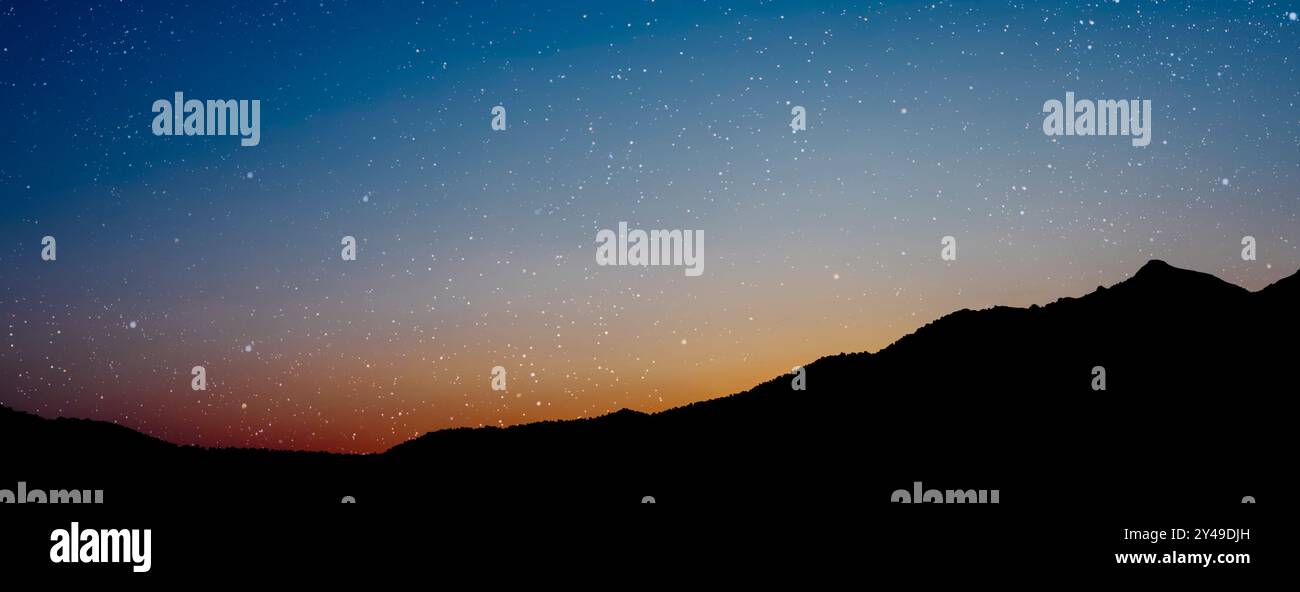 Un panorama del cielo notturno con stelle e luna Foto Stock