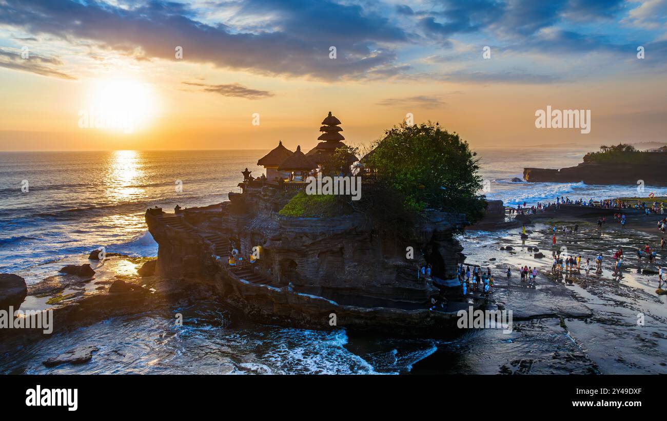 Tempio Tanah Lot al tramonto sull'isola di Bali, Indonesia. Foto Stock