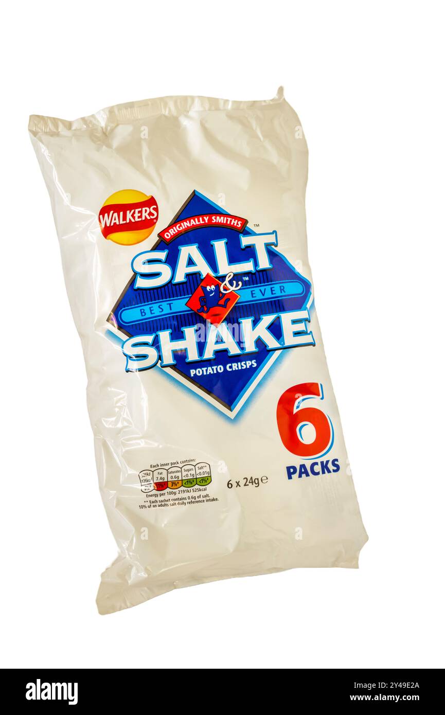 Una confezione da 6 di patatine Walkers Salt & Shake, originariamente prodotte da Smiths. Foto Stock