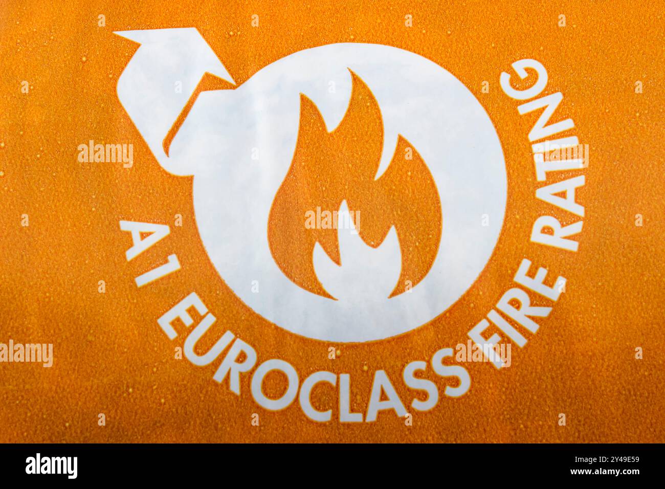 Simbolo di classificazione antincendio A1 Euroclass su un rotolo di isolamento del tetto. Foto Stock