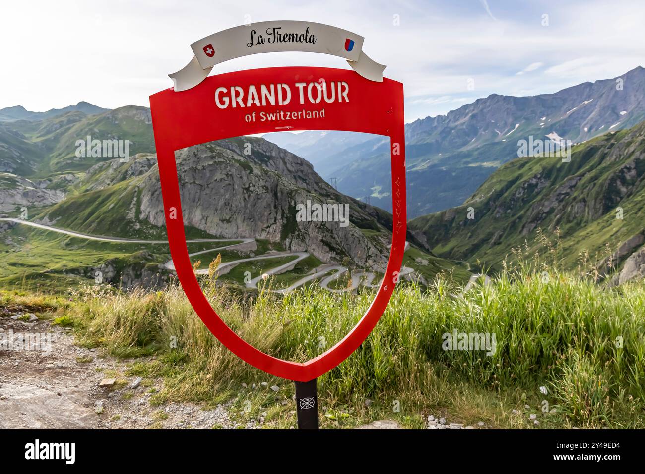 Gotthardpass mit Blick auf die Tremola. Grand Tour della Svizzera. Rundstrecke für Touristen im Auto oder auf dem Motorrad vorbei an den Highlights der Schweiz, vorbei an 46 Top-Attraktionen, Landschaften und über Fünf Alpenpässe. 84 Fotospot Inklusive. // 10.08.2024: Airolo, Kanton Tessin, Schweiz *** passo del San Gottardo con vista sul Grand Tour di Tremola in Svizzera percorso circolare per turisti in auto o in moto, oltre 46 attrazioni, paesaggi e oltre cinque passi alpini, 84 posti fotografici inclusi 10 08 2024 Airolo, Canton Ticino, Svizzera Foto Stock