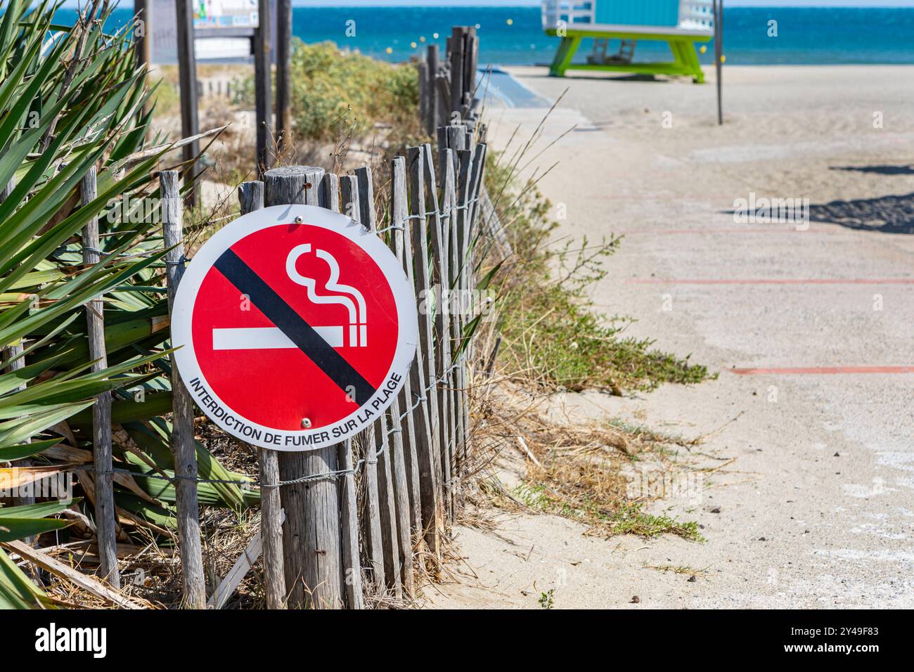 A cartello vietato fumare sulla spiaggia a le Barcares nel sud della Francia. Foto Stock