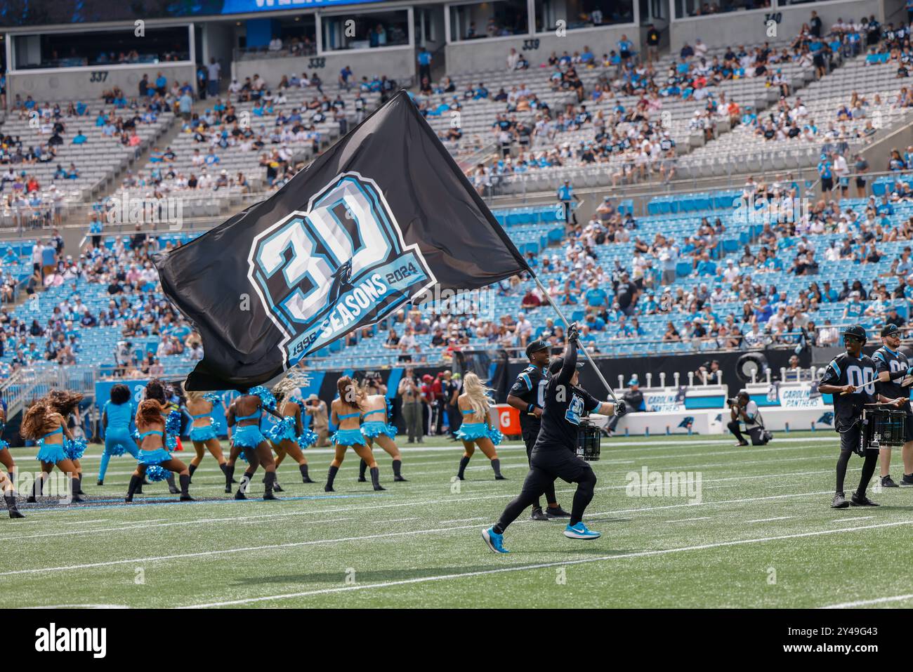 Charlotte, NC: Le squadre dei Carolina Panthers fanno sì che i tifosi siano pronti a festeggiare l'apertura in casa e la 30a stagione della squadra prima di una partita della NFL aga Foto Stock