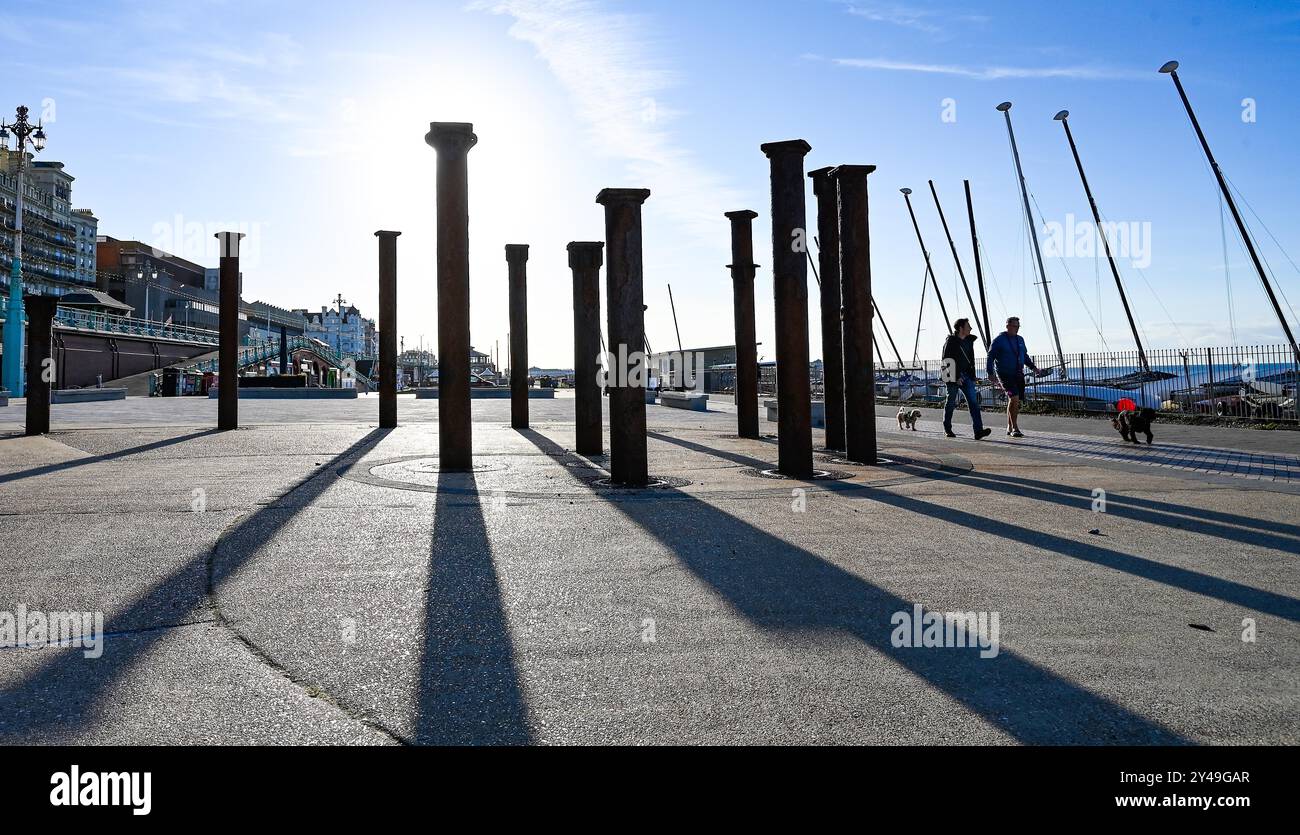 Brighton Regno Unito 17 settembre 2024 - gli escursionisti potranno godersi il sole mattutino davanti ai pilastri Golden Spiral sul lungomare di Brighton, mentre il tempo più caldo e soleggiato è previsto per il resto della settimana in alcune parti del Regno Unito. Le ventiquattro colonne in ghisa della Golden Spiral erano originariamente parte della sottostruttura del West Pier: Credit Simon Dack / Alamy Live News Foto Stock