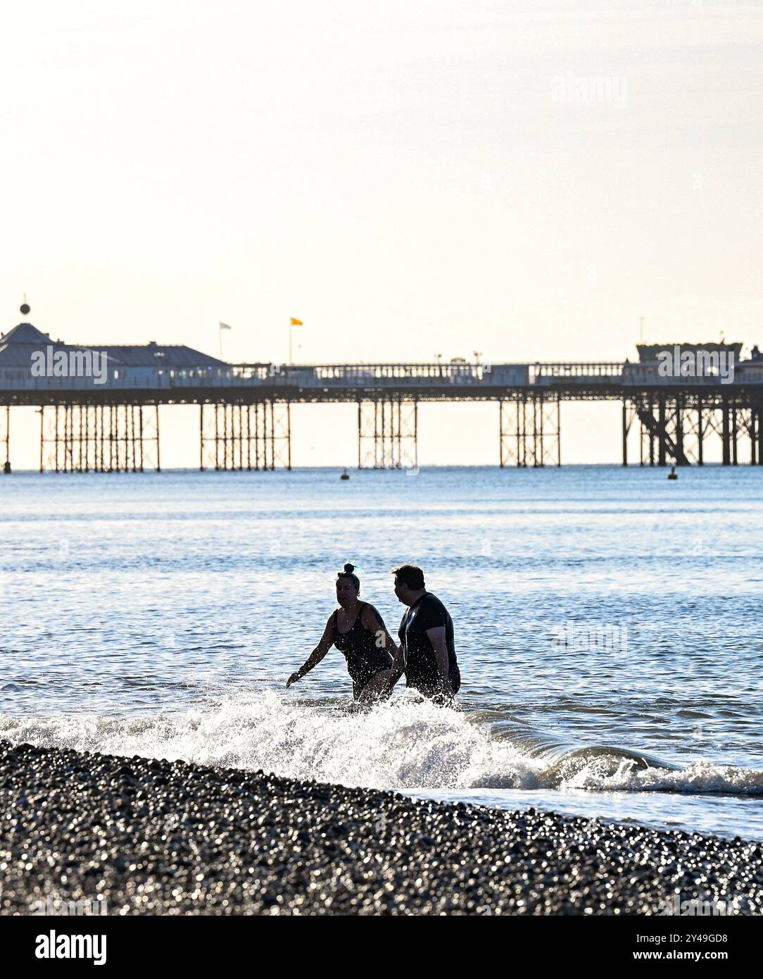 Brighton Regno Unito 17 settembre 2024 - i nuotatori di prima mattina godono del sole autunnale sulla spiaggia di Brighton, dato che il tempo più caldo e soleggiato è previsto per il resto della settimana in alcune parti del Regno Unito: Credit Simon Dack / Alamy Live News Foto Stock