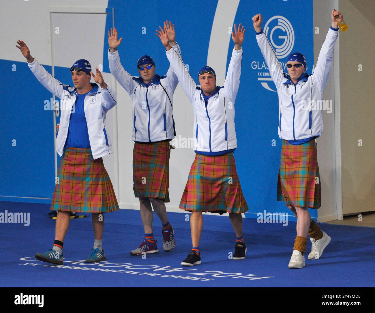 29/07/14. Glasgow Commonwealth Games 2014. Tollcross per nuotare. Uomini 4x100 m Medley Relay Final . I nuotatori scozzesi camminano sulla terrazza della piscina indossando kilt. Immagini Ian Rutherford Foto Stock