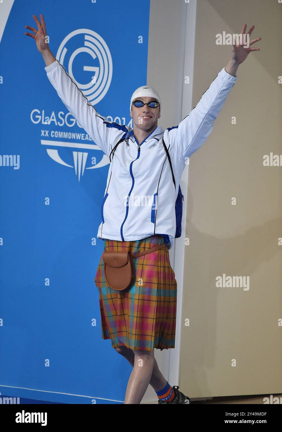 29/07/14. Glasgow Commonwealth Games 2014. Tollcross per nuotare. Medley individuale da uomo di 200 m, Dan Wallace (SCO) indossa il kilt mentre entra nel ponte della piscina per la finale di Vertonights. Immagini Ian Rutherford Foto Stock