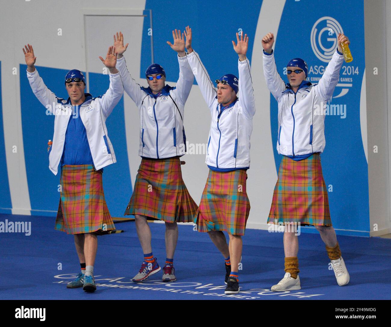 29/07/14. Glasgow Commonwealth Games 2014. Tollcross per nuotare. Uomini 4x100 m Medley Relay Final . I nuotatori scozzesi camminano sulla terrazza della piscina indossando kilt. Immagini Ian Rutherford Foto Stock