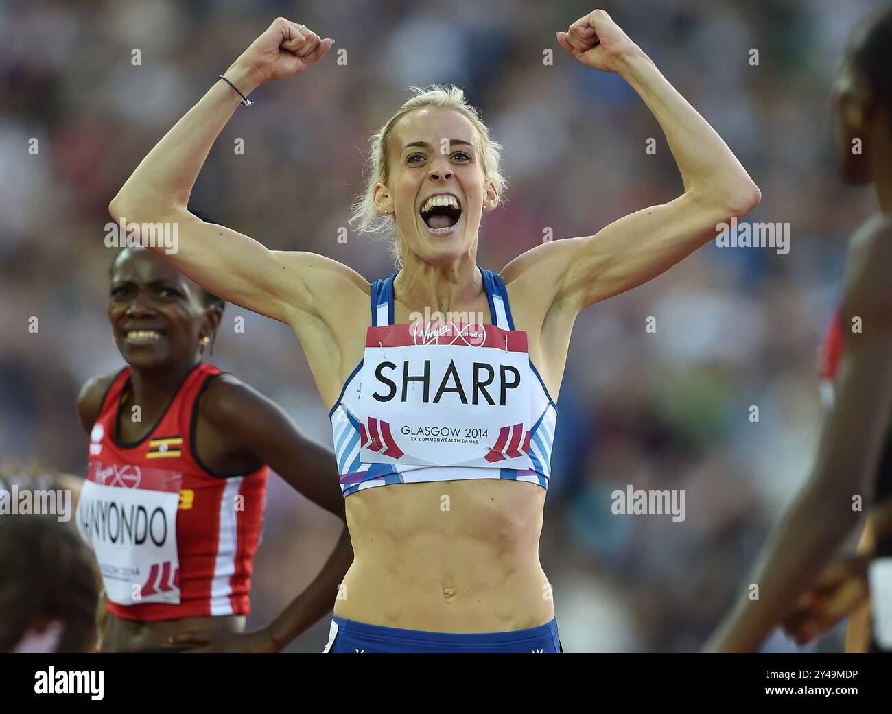01/08/14. Glasgow Commonwealth Games 2014. Atletica leggera, Hampden Park. 800m finale femminile. Lynsey Sharp festeggia dopo aver attraversato la linea per vincere la medaglia d'argento. Immagini Ian Rutherford Foto Stock