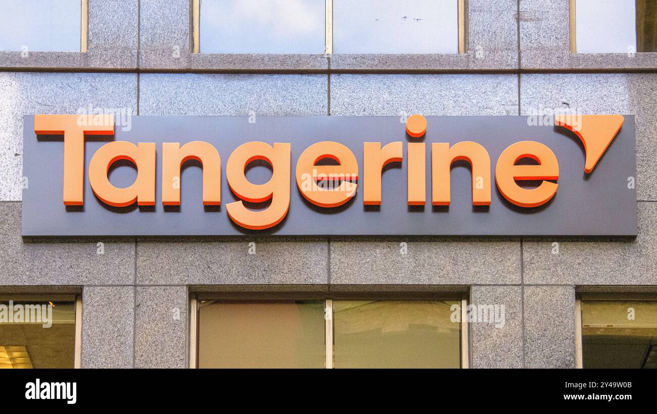 Cartello d'affari per Tangerine sul muro di un edificio del centro. Tangerine è un istituto bancario a basso costo. Foto Stock