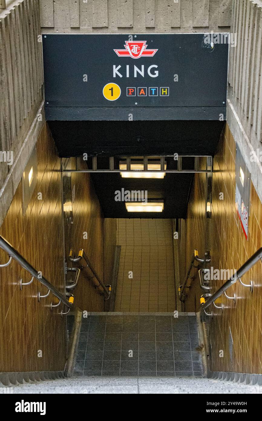 Scala d'ingresso e cartello per la stazione della metropolitana King nel quartiere del centro. Foto Stock