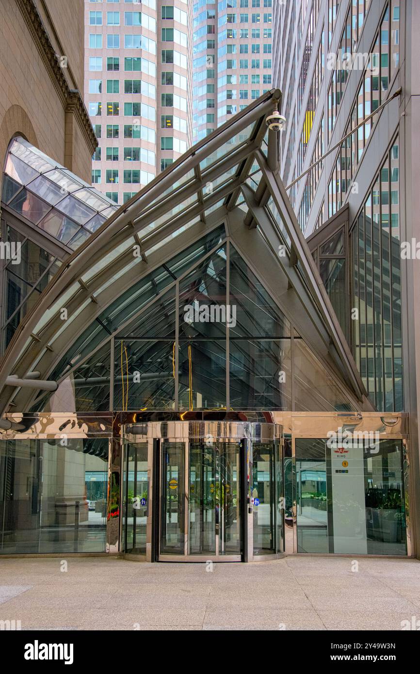 Porta girevole e architettura all'ingresso del Commerce Court in King Street. Foto Stock