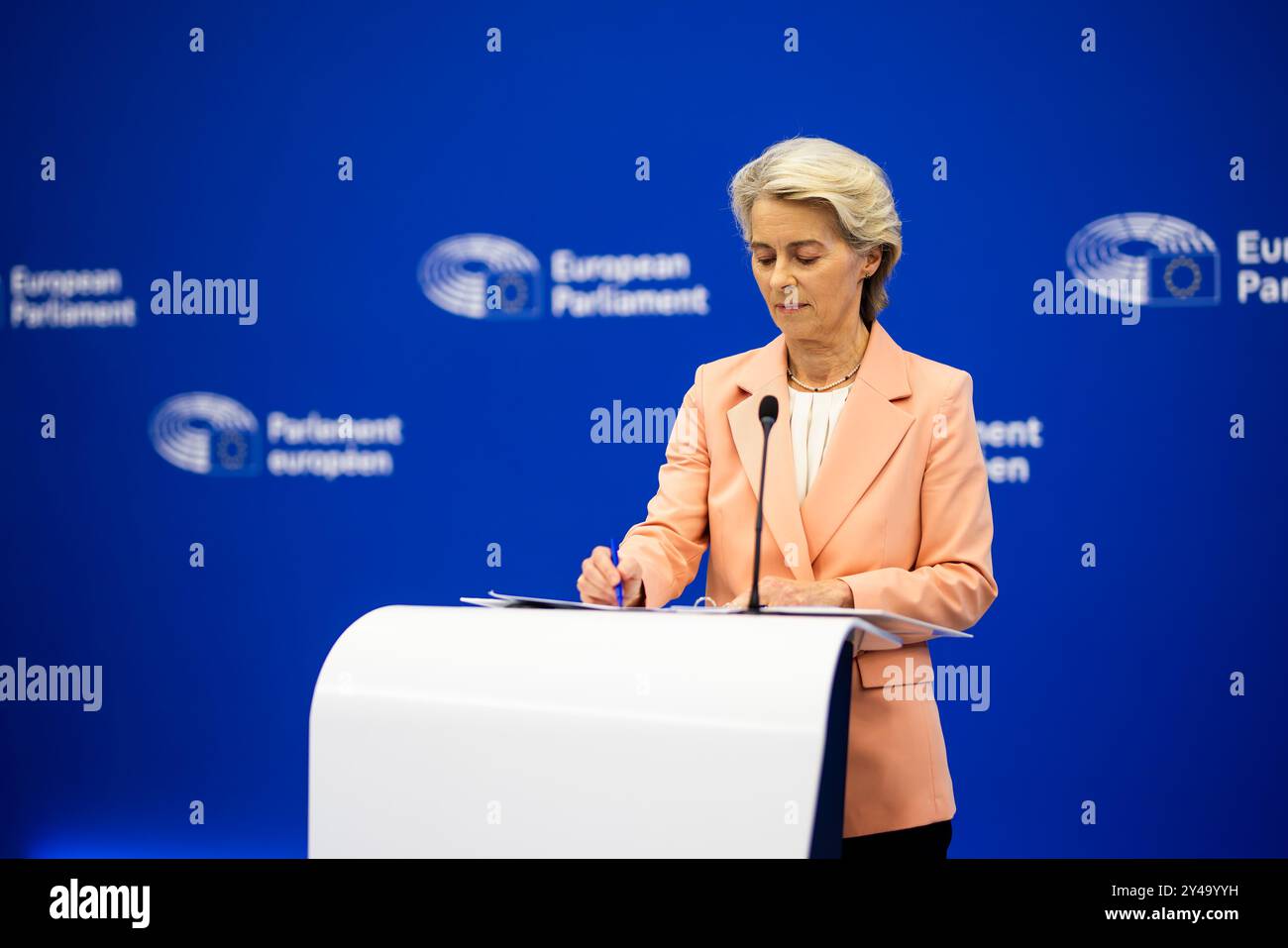 17 settembre 2024, Francia, Straßburg: Ursula von der Leyen (CDU), Presidente della Commissione europea, presenta la sua nuova Commissione ai rappresentanti dei media durante una conferenza stampa. I capi di Stato e di governo avevano precedentemente nominato candidati per il Collegio dei Commissari. Il Presidente della Commissione von der Leyen ha ora assegnato loro aree di responsabilità. Le candidature devono ancora essere confermate dal Parlamento europeo. Foto: Philipp von Ditfurth/dpa Foto Stock