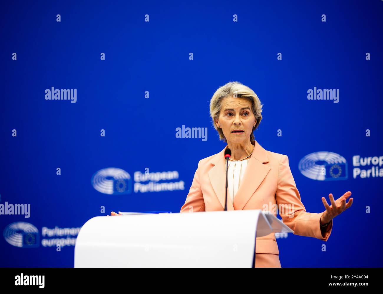 17 settembre 2024, Francia, Straßburg: Ursula von der Leyen (CDU), Presidente della Commissione europea, presenta la sua nuova Commissione ai rappresentanti dei media durante una conferenza stampa. I capi di Stato e di governo avevano precedentemente nominato candidati per il Collegio dei Commissari. Il Presidente della Commissione von der Leyen ha ora assegnato loro aree di responsabilità. Le candidature devono ancora essere confermate dal Parlamento europeo. Foto: Philipp von Ditfurth/dpa Foto Stock