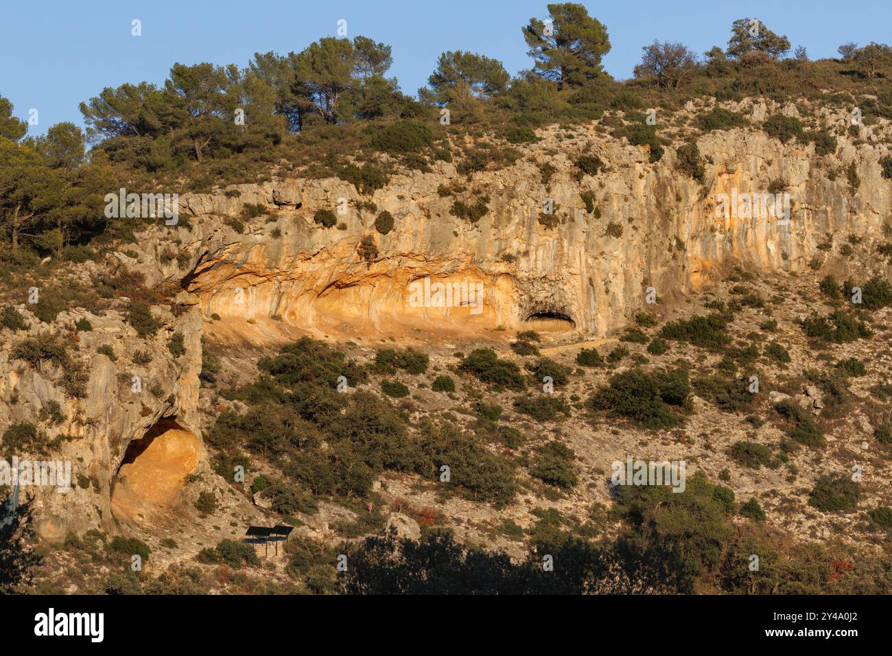 Paesaggio dell'enclave grotta del sito di arte rupestre post-paleolitica la Sarga, Alcoy, Spagna Foto Stock