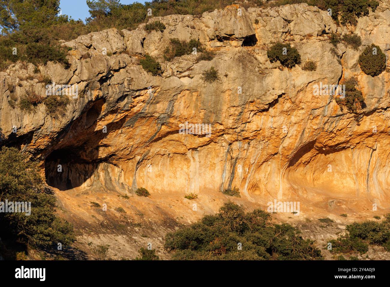 Paesaggio dell'enclave grotta del sito di arte rupestre post-paleolitica la Sarga, Alcoy, Spagna Foto Stock