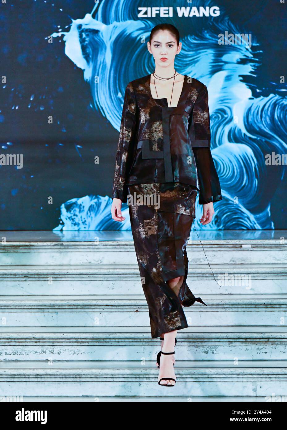 LONDRA, REGNO UNITO. 16 settembre 2024. '王紫菲'Zifei Wang 'Endless River SS25' alla London Fashion Week 40 anni al Waldorf Hilton London, Aldwych, Londra, Regno Unito (foto di 李世惠/SEE li/Picture Capital) credito: Vedi li/Picture Capital/Alamy Live News Foto Stock