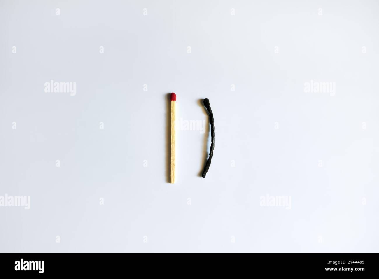 Corrispondenze bruciate su sfondo bianco. Concetto di esaurimento emotivo Foto Stock