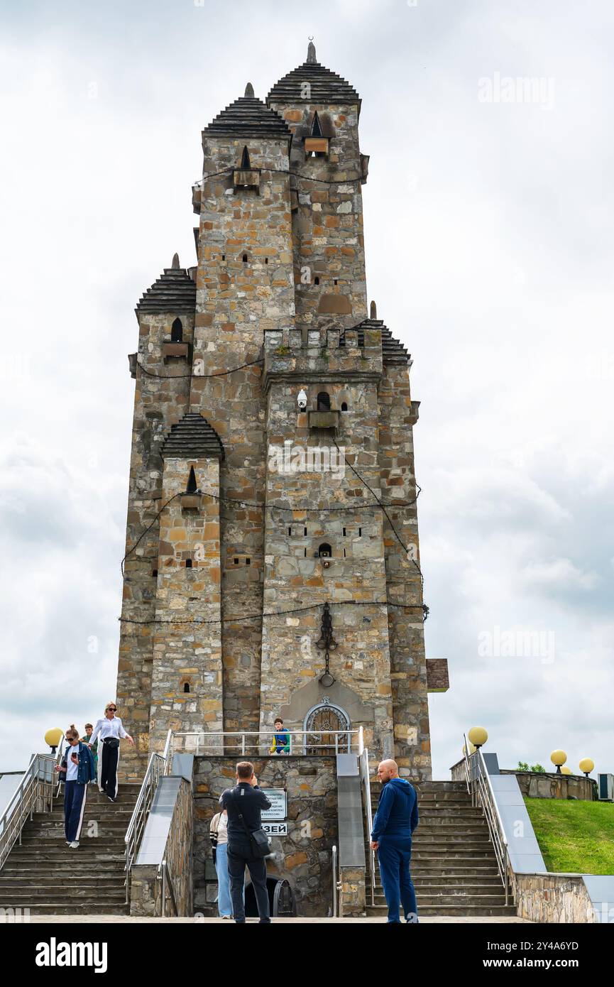 Nazran, Inguscezia, RUSSIA - 12 MAGGIO 2024: Museo delle vittime della repressione, della deportazione e del conflitto dell'autunno del 1992. Una struttura commemorativa i Foto Stock