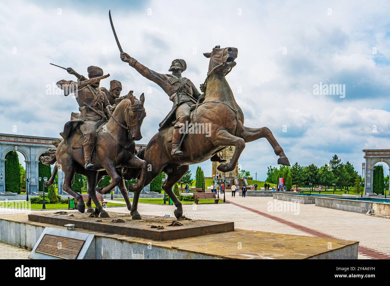 Nazran, Inguscezia, RUSSIA - 12 MAGGIO 2024: Un monumento equestre al reggimento Ingusceto della Divisione selvaggia, che faceva parte dell'Impero russo Foto Stock
