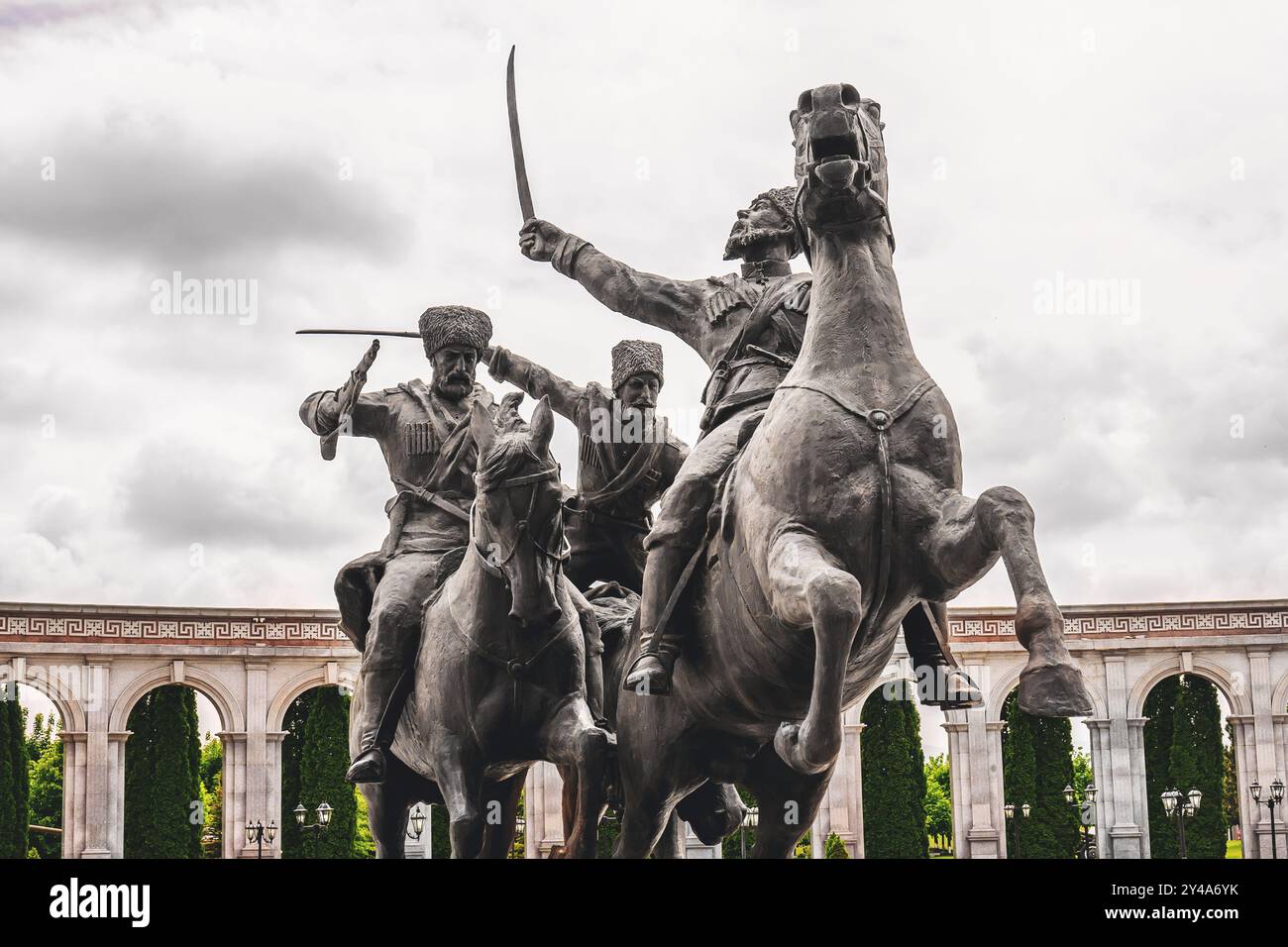 Nazran, Inguscezia, RUSSIA - 12 MAGGIO 2024: Un monumento equestre al reggimento Ingusceto della Divisione selvaggia, che faceva parte dell'Impero russo Foto Stock