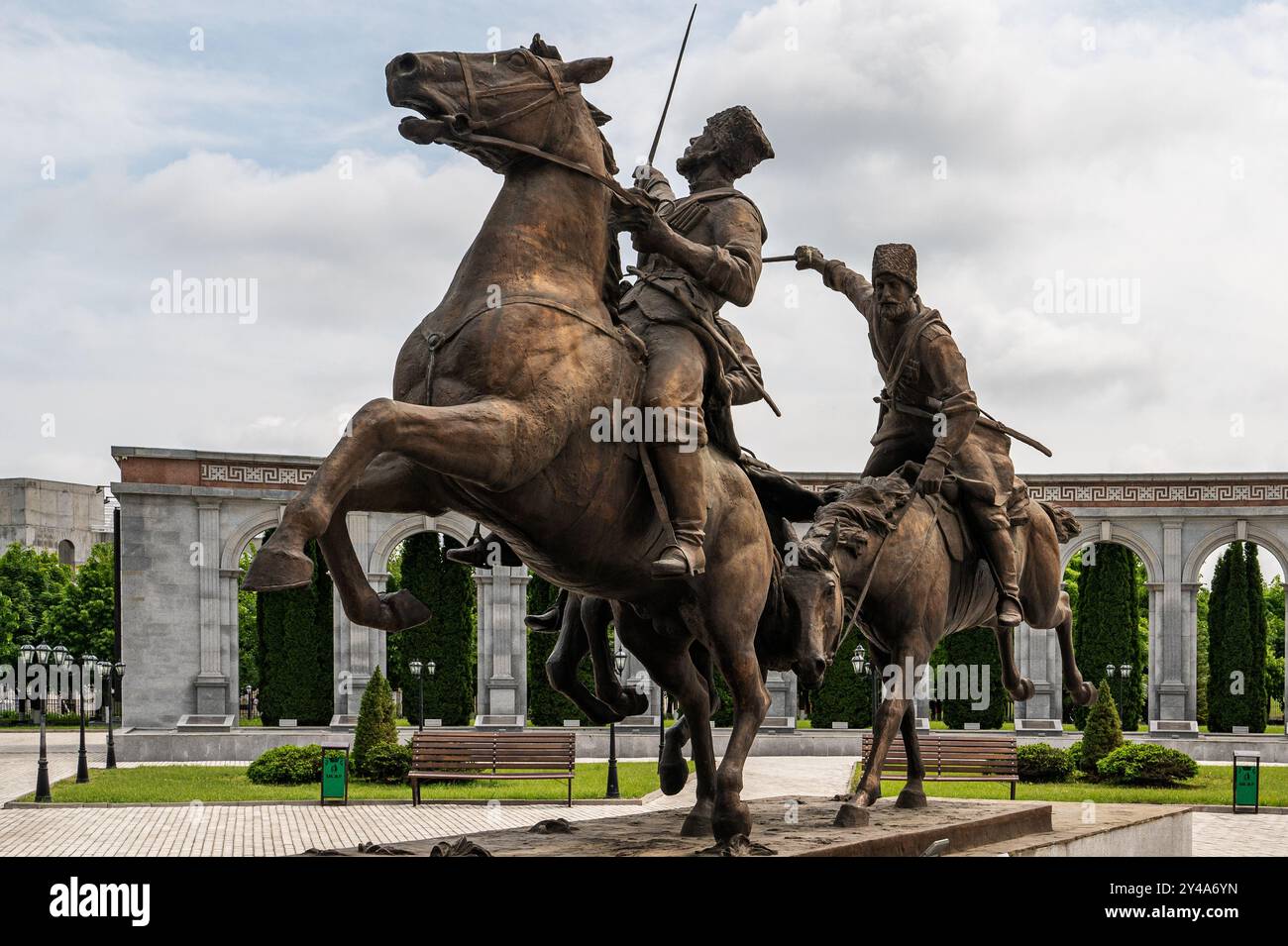 Nazran, Inguscezia, RUSSIA - 12 MAGGIO 2024: Un monumento equestre al reggimento Ingusceto della Divisione selvaggia, che faceva parte dell'Impero russo Foto Stock