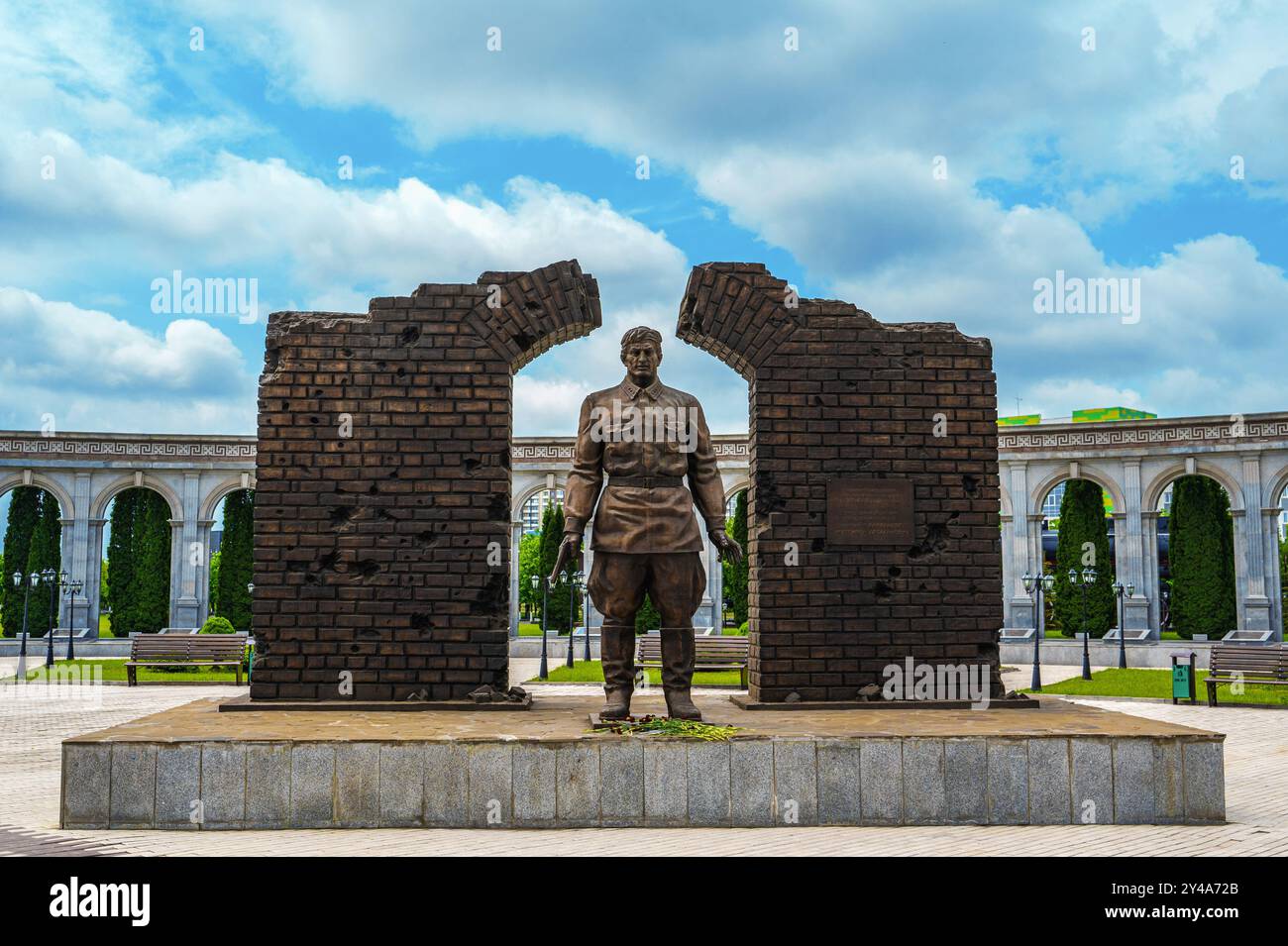 Nazran, Inguscezia, RUSSIA - 12 MAGGIO 2024: Un monumento all'ultimo difensore della fortezza di Brest, tenente Umatgirey Barkhanoyev. L'eroe è raffigurato Foto Stock