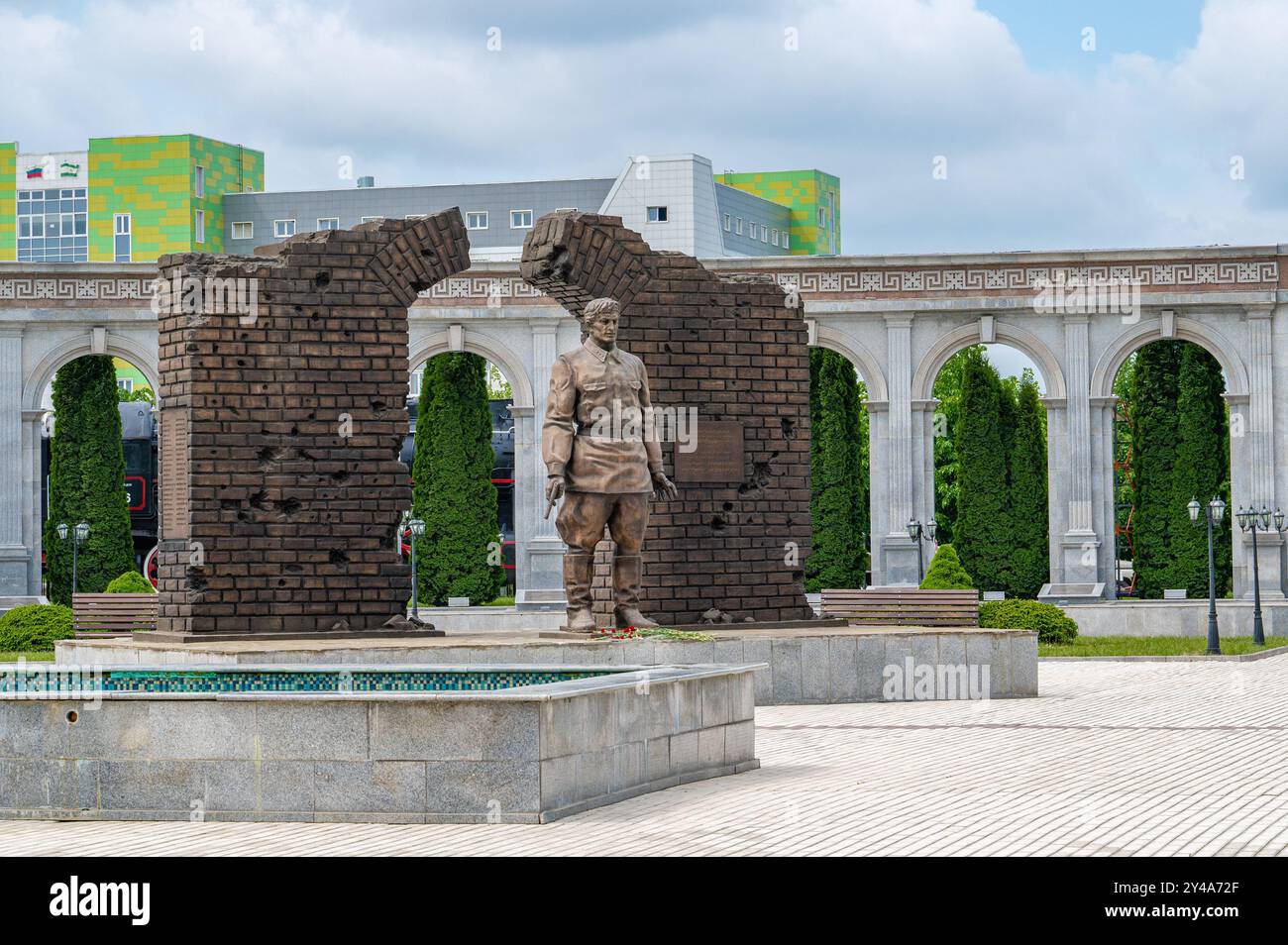 Nazran, Inguscezia, RUSSIA - 12 MAGGIO 2024: Un monumento all'ultimo difensore della fortezza di Brest, tenente Umatgirey Barkhanoyev. L'eroe è raffigurato Foto Stock