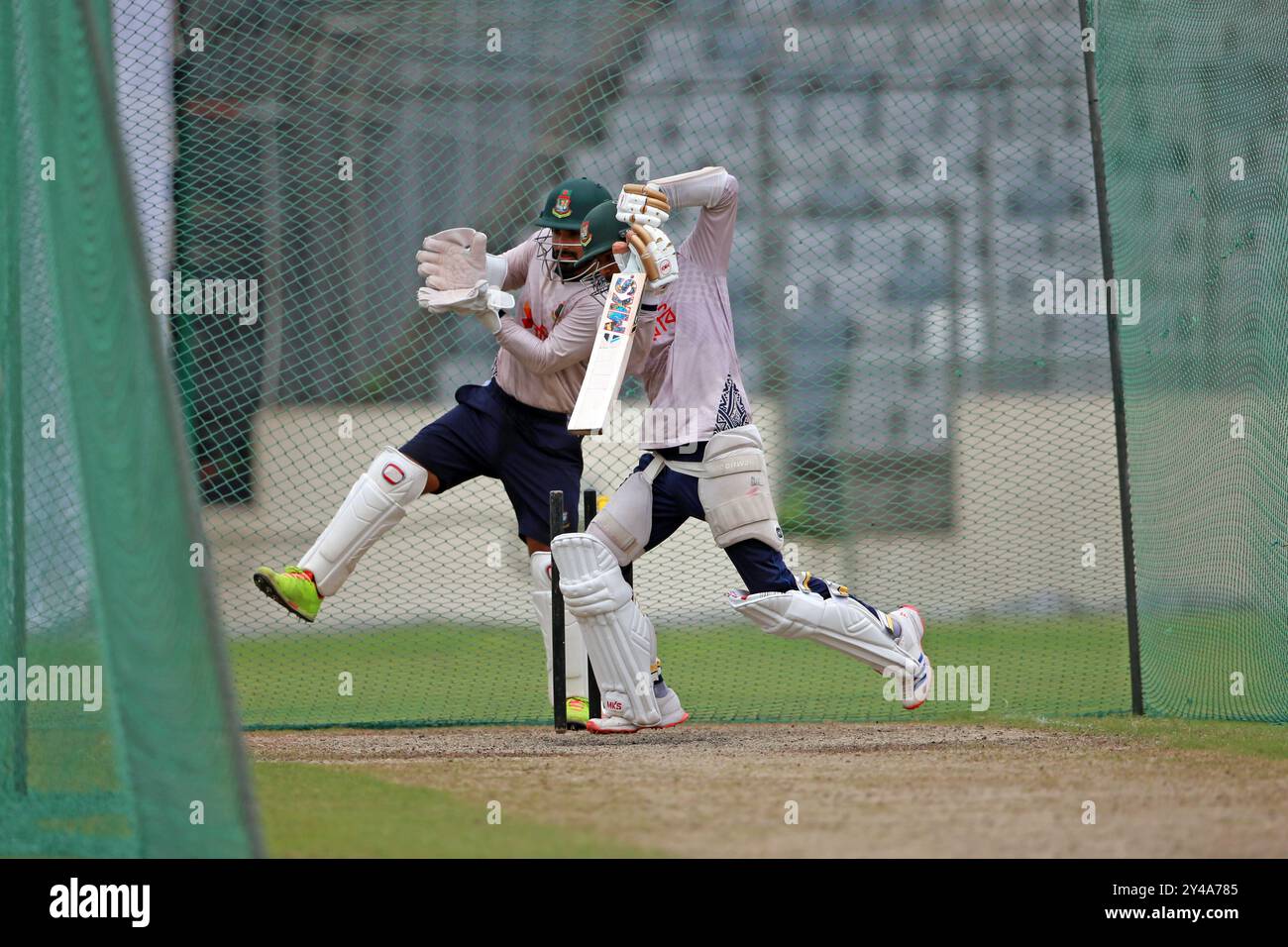 Il battitore di apertura Mahmudul Hasan Joy batte durante la sessione di allenamento della squadra Bangladesh test al SBNCS sotto gli allenatori locali prima del test seri Foto Stock