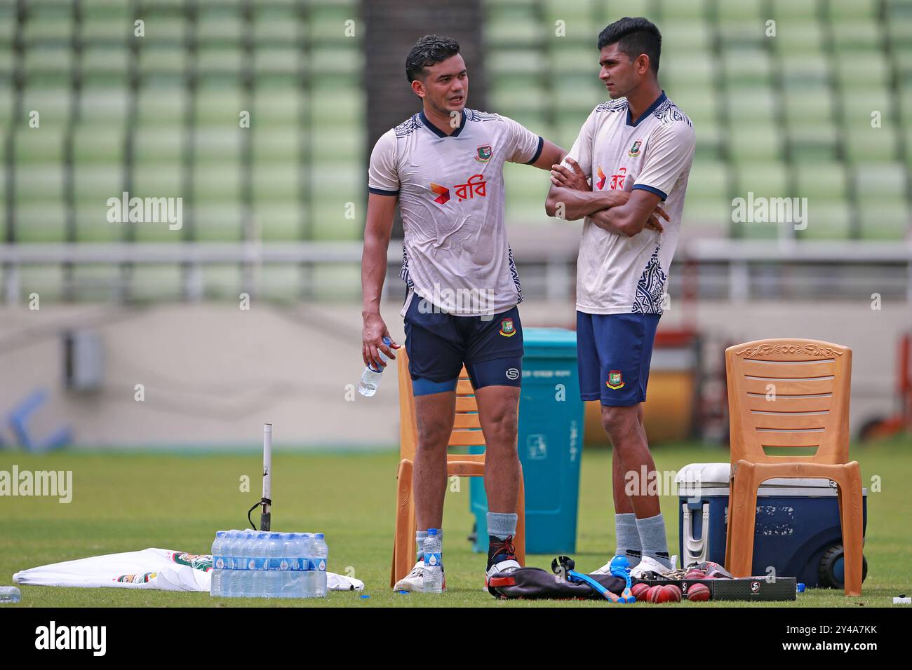 Pacer Taskin Ahmed (L) e Nahid Rana parlano durante la sessione di allenamento della squadra Bangladesh test al SBNCS sotto gli allenatori locali prima del Two Match test Foto Stock