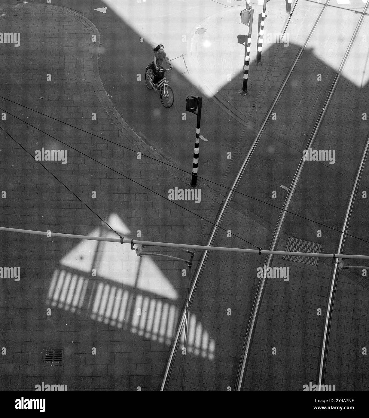 Una ciclista donna fotografata attraverso una finestra di Cube Houses, Rotterdam, Paesi Bassi, il 7 agosto 2014. Il complesso residenziale e' stato progettato dall'AR Foto Stock