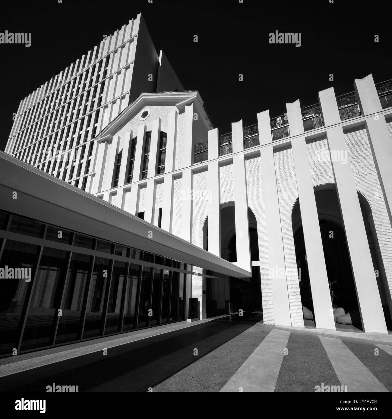 Moderno edificio bianco lungo via Colleoni a Milano, Lombardia, Italia Foto Stock