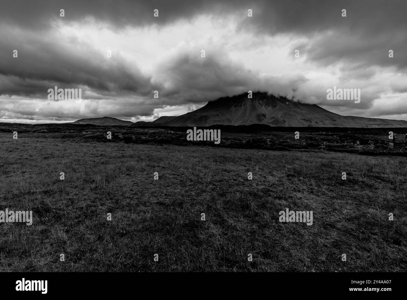 Vedute del Monte Herdubreid sulla strada F88 che conduce al vulcano Askja con la capanna della guardia del parco e le cascate sul fiume Jokulsa a Fjollum ne Foto Stock