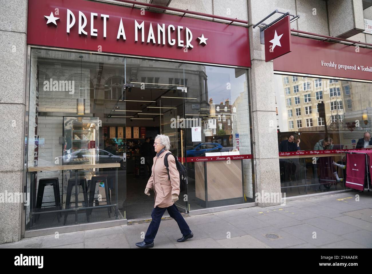 Foto del file datata 2/3/2023 di una persona che passa davanti a un Pret a Manger a Londra. Pret A Manger ha affermato di aver accumulato più di 1 miliardo di sterline di vendite globali per la prima volta lo scorso anno, mentre ha aumentato l'espansione all'estero, ma ha rivelato un netto rallentamento della crescita delle vendite finora nel 2024. La catena di sandwich ha dichiarato che 1 £ su 4 £ viene speso dai clienti Pret al di fuori del Regno Unito dopo che ha aperto un record di 81 nuovi negozi nel 2023, con più della metà di quelli in mercati esteri come Stati Uniti, Canada, India, Grecia e Spagna. Data di pubblicazione: Giovedì 2 marzo 2023. Foto Stock