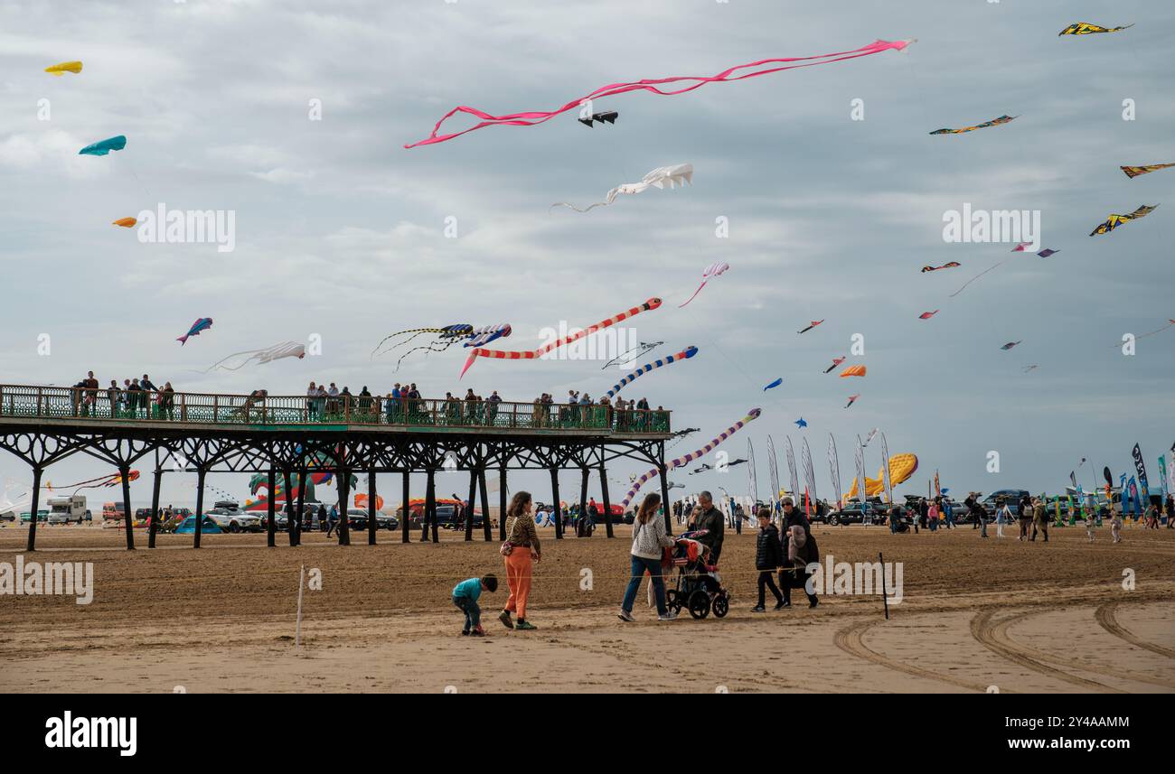 St Annes, Lancashire/Regno Unito - 14 settembre 2024: Festival degli aquiloni di St Annes. Un vivace spettacolo di aquiloni colorati riempie il cielo mentre gli amanti della spiaggia si divertono Foto Stock