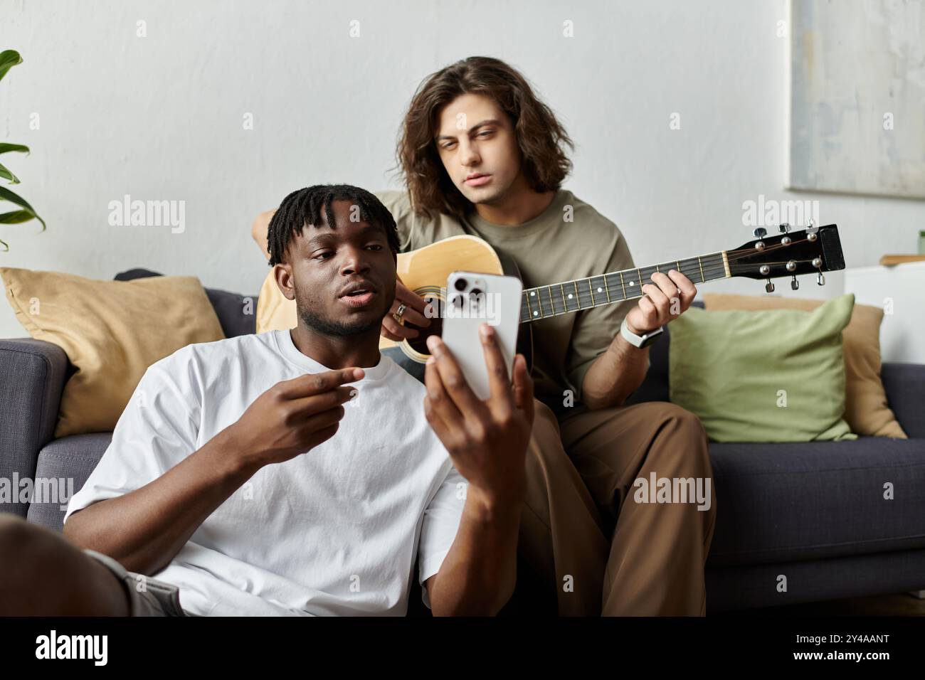 Una coppia si gode un momento caldo insieme, condividendo la musica e l'un l'altro a casa. Foto Stock