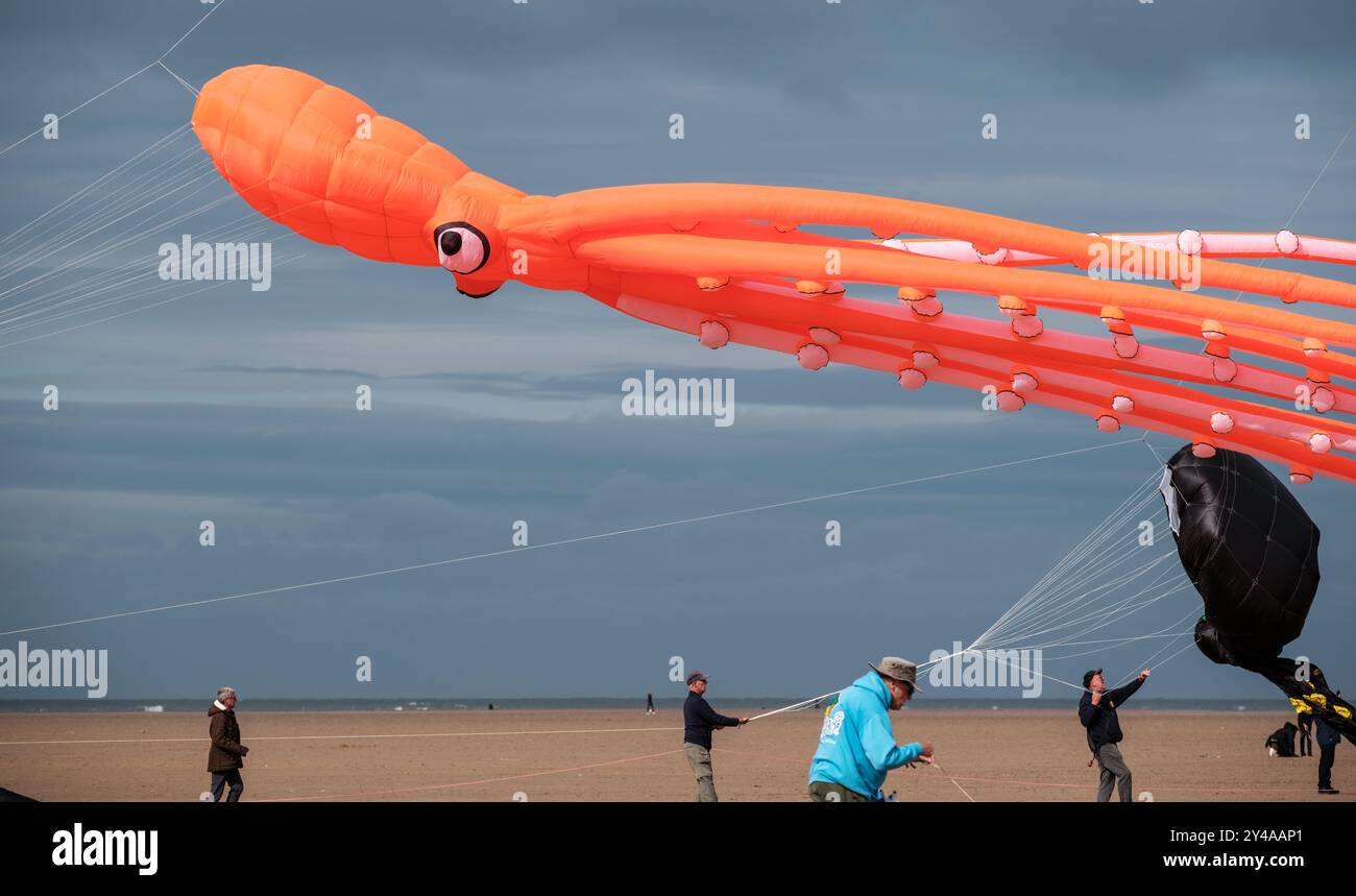 St Annes, Lancashire/Regno Unito - 14 settembre 2024: Festival degli aquiloni di St Annes. Un vivace spettacolo di aquiloni colorati riempie il cielo mentre gli amanti della spiaggia si divertono Foto Stock