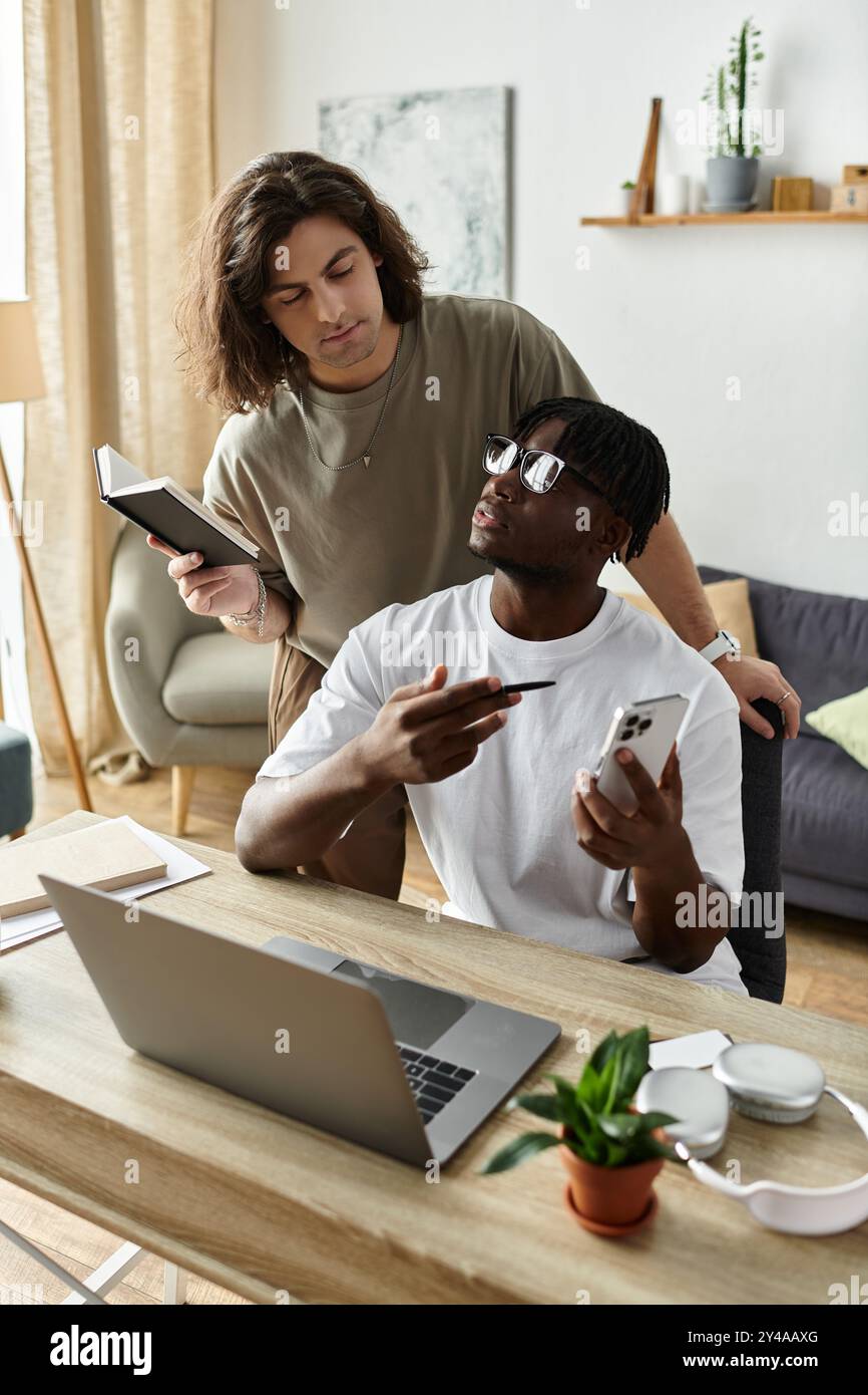 Una coppia amorevole ama trascorrere un pomeriggio rilassato, condividendo pensieri e risate a casa propria. Foto Stock