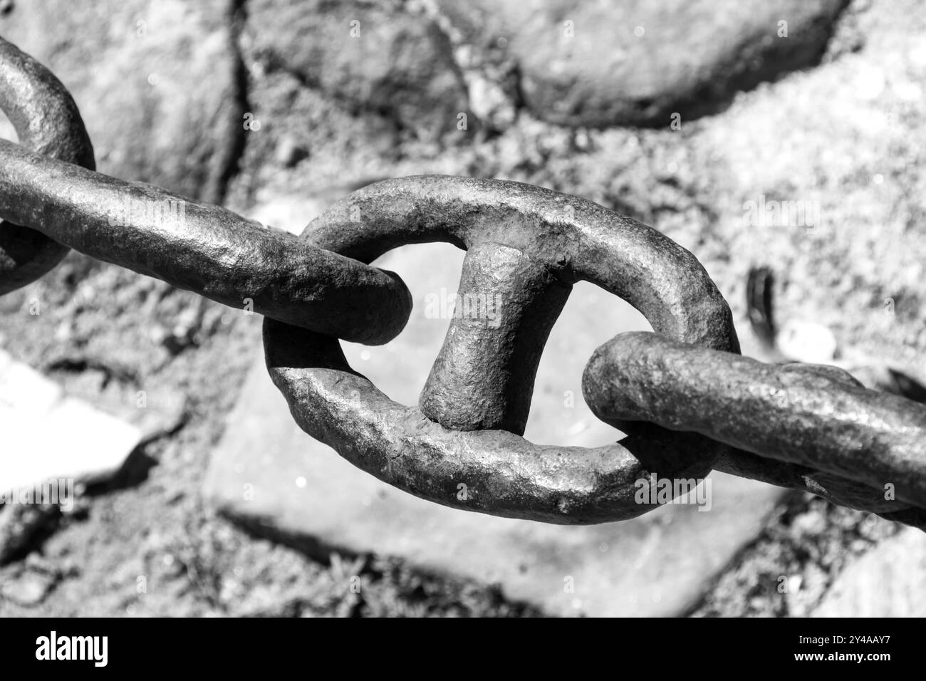 Catena vecchia e arrugginita del periodo coloniale. Paraty, Brasile. Messa a fuoco selettiva. Immagine monocromatica. Foto Stock