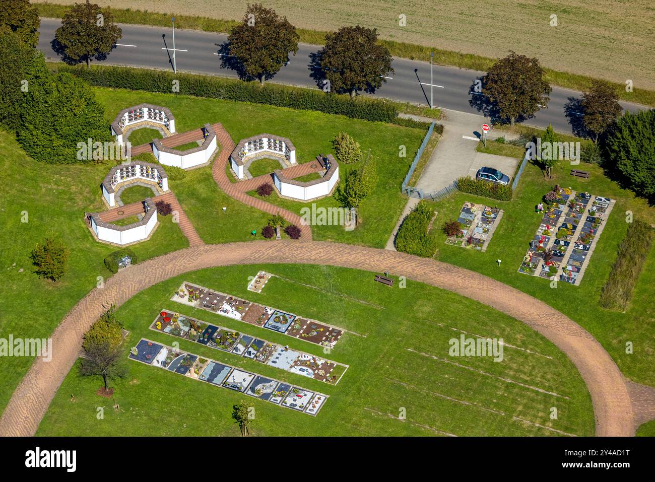 Luftbild, kommunaler Zentralfriedhof, Urnengräber Urnenwände, Berge, Gevelsberg, Ruhrgebiet, Nordrhein-Westfalen, Deutschland ACHTUNGxMINDESTHONORARx60xEURO *** Vista aerea, cimitero municipale centrale, tombe di urne, muri di urne, montagne, Gevelsberg, zona della Ruhr, Renania settentrionale-Vestfalia, Germania ATTENTIONxMINDESTHONORARx60xEURO Foto Stock