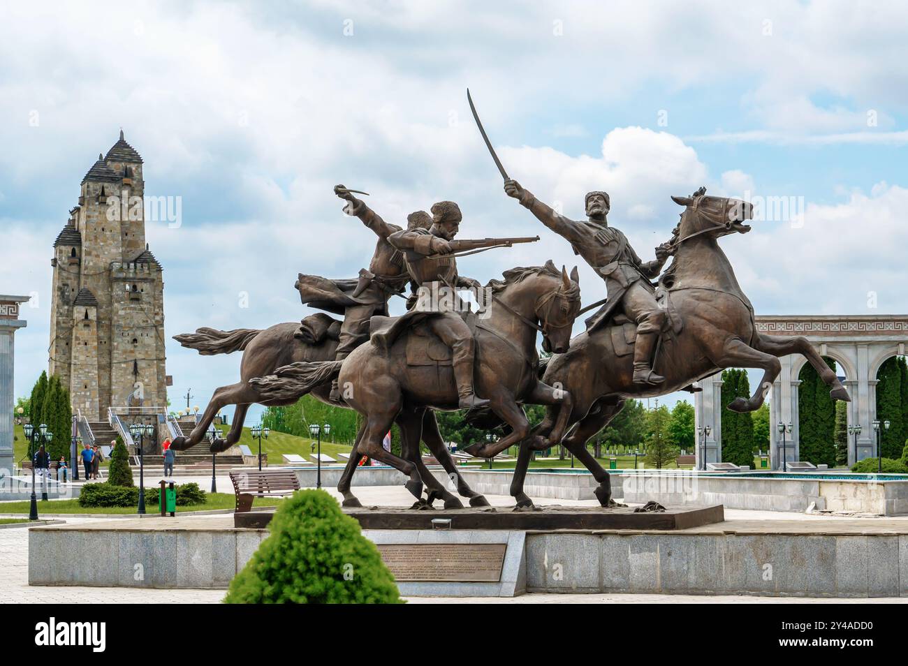 Nazran, Inguscezia, RUSSIA - 12 MAGGIO 2024: Un monumento equestre al reggimento Ingusceto della Divisione selvaggia, che faceva parte dell'Impero russo Foto Stock